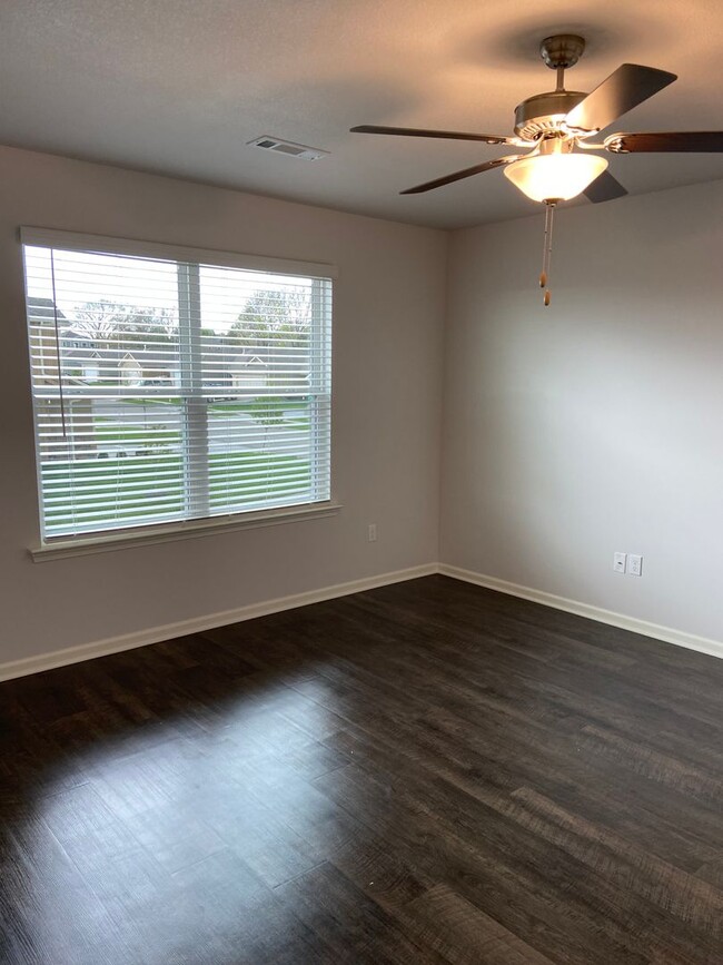 Building Photo - *Pre-leasing* Three Bedroom | Two and a Ha...