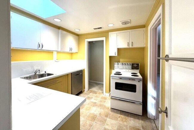 Building Photo - 3 bedroom in Seattle WA 98125