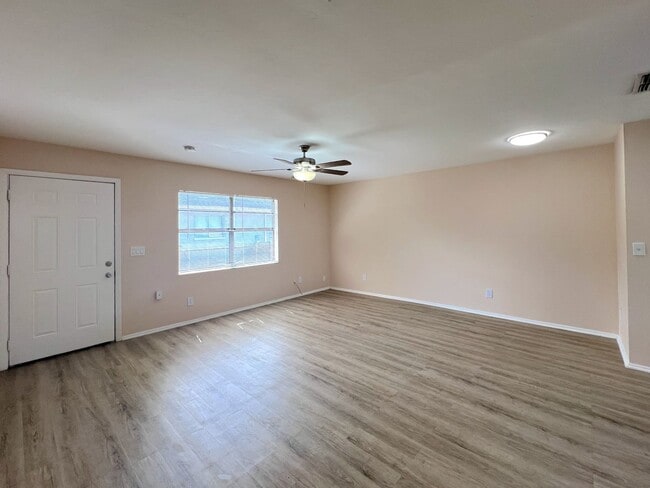 Building Photo - Charming 2 Bedroom, 1 Bath Duplex in Fort ...