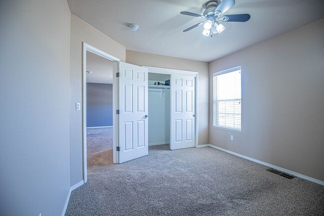 Building Photo - 4 Bedroom 3 bath Beautiful Home