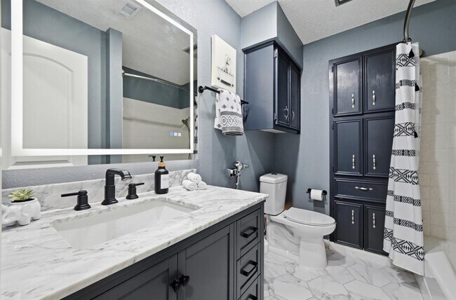 Building Photo - 303 Pin Oak Dr