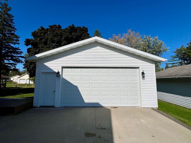 Building Photo - Large 3 Bed 2 Bath Single Family Home in M...