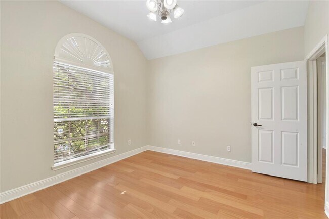 Building Photo - 4002 N Barnett Way