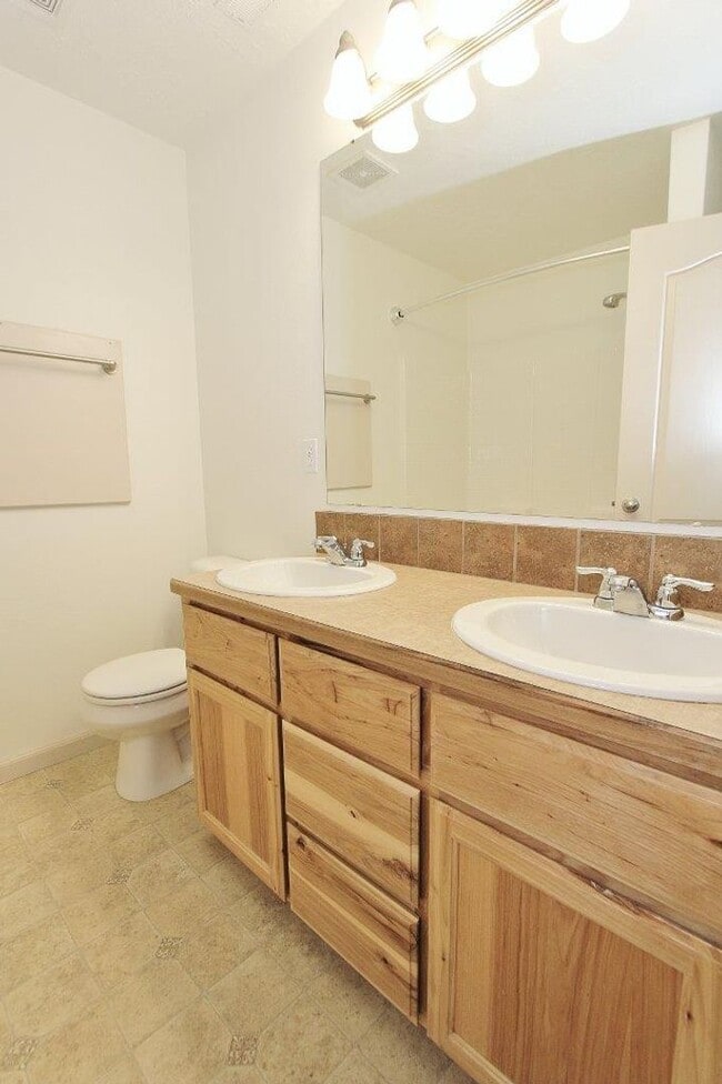 Building Photo - Spacious Craftsman Style Home