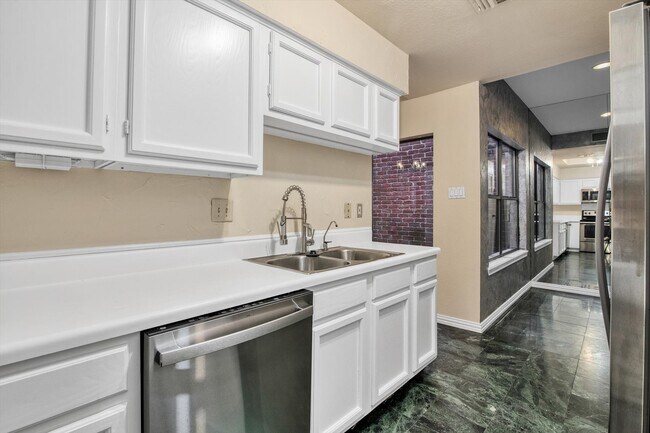 Building Photo - 7447 Cambridge St