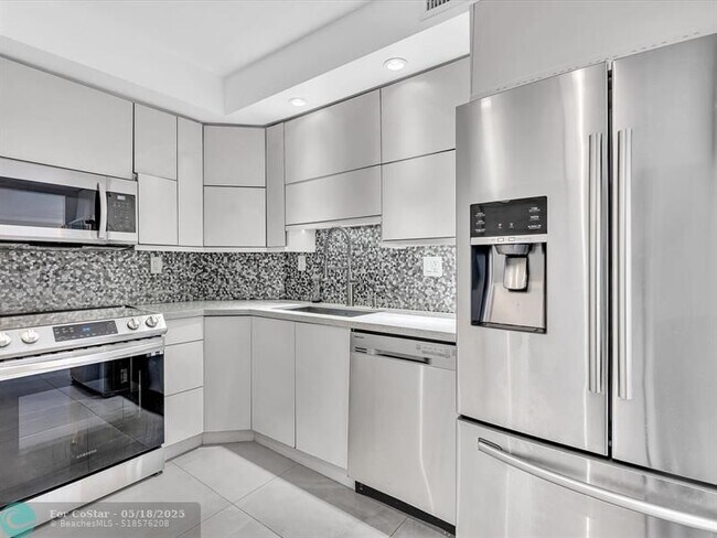 Building Photo - 300 Bayview Dr