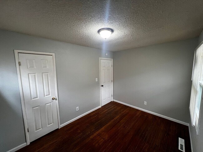 Building Photo - Freshly Painted 2-Bedroom with Refinished Hardwood Floors