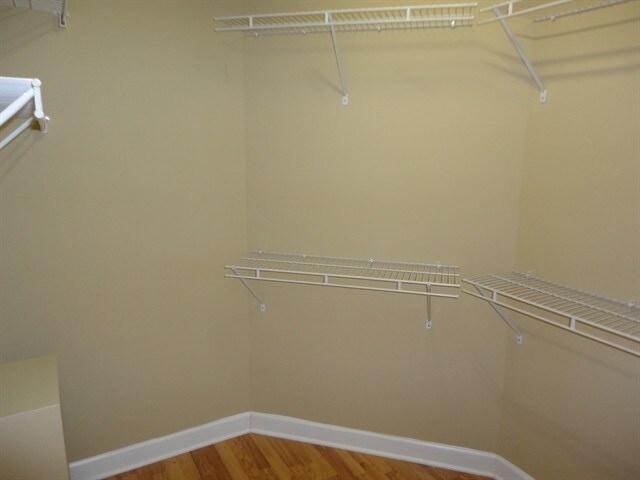Building Photo - 5810 Colonial Dr