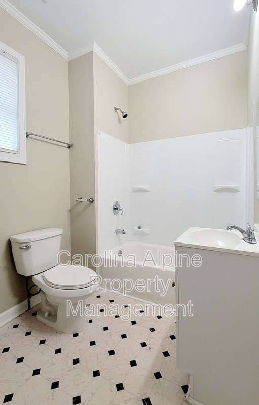 Building Photo - 2037 Pine Dr