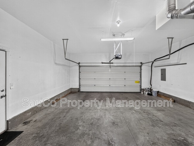 Building Photo - 5605 NE Caddis Dr