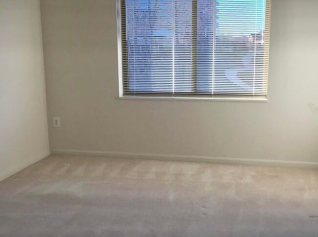 Building Photo - Sun-filled 2 Bed 2 Bath Condo With Sunroom...
