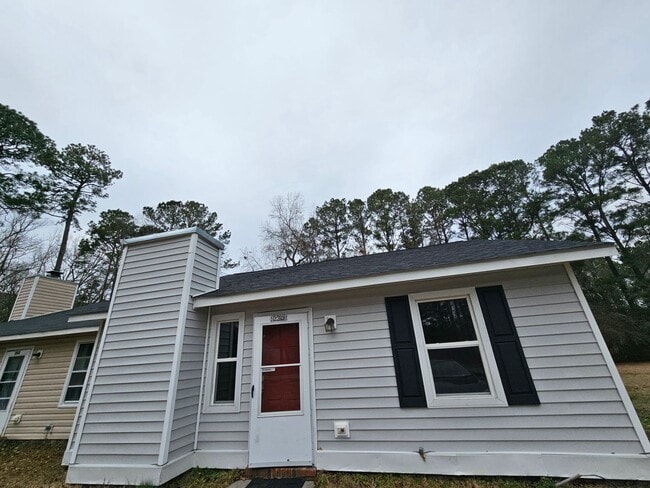 Primary Photo - Affordable 2 Bedroom Duplex Off of Gum Bra...