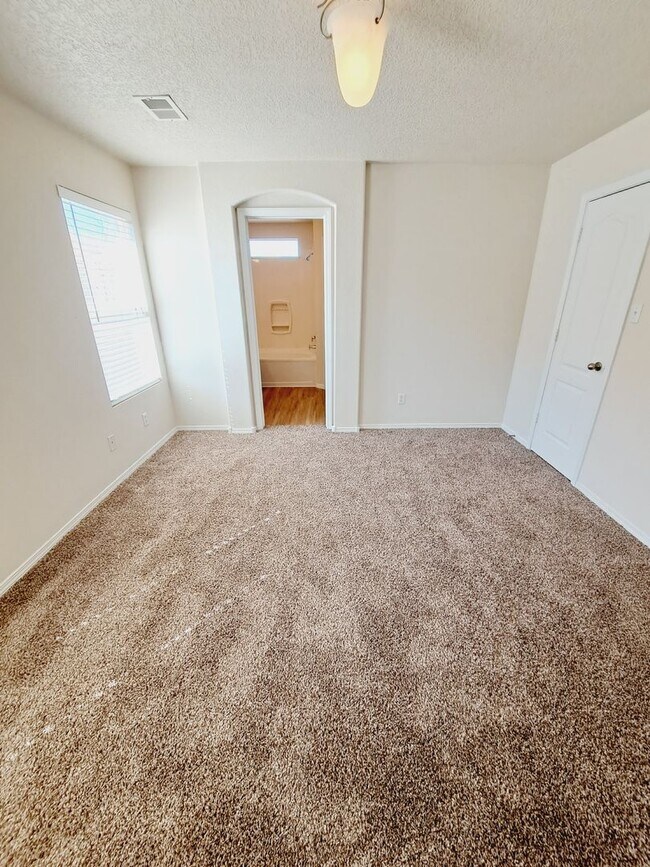 Building Photo - 3 bed 2 bath home in Huning Ranch. Great Yard