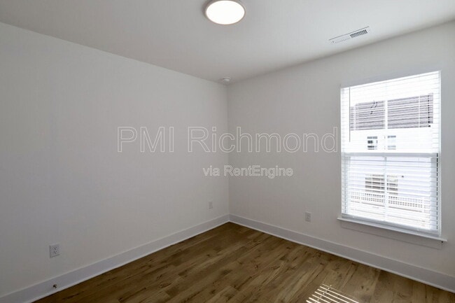 Building Photo - 15325 Sunray Wy