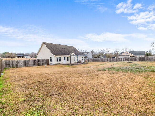 Building Photo - Beautiful Home Close to MCAS New River Air Station