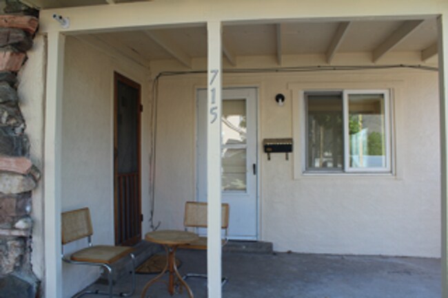 Building Photo - Recently renovated | Bay window | Walkable | Washer/Dryer combo in unit