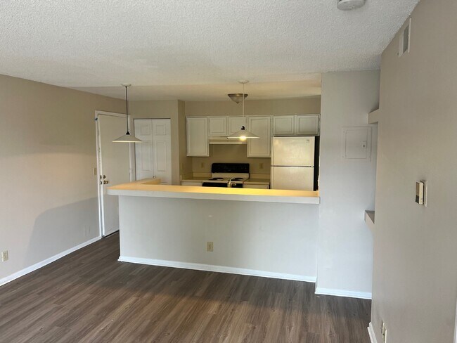 Building Photo - Cozy condo in the Chestnut Community!  Available Now!