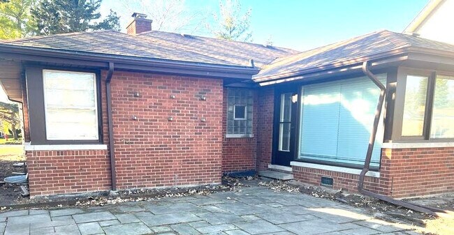 Building Photo - 6537 N Knox Ave