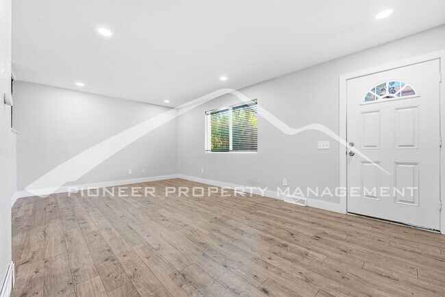 Building Photo - Spacious Townhouse with Washer/Dryer and Central AC