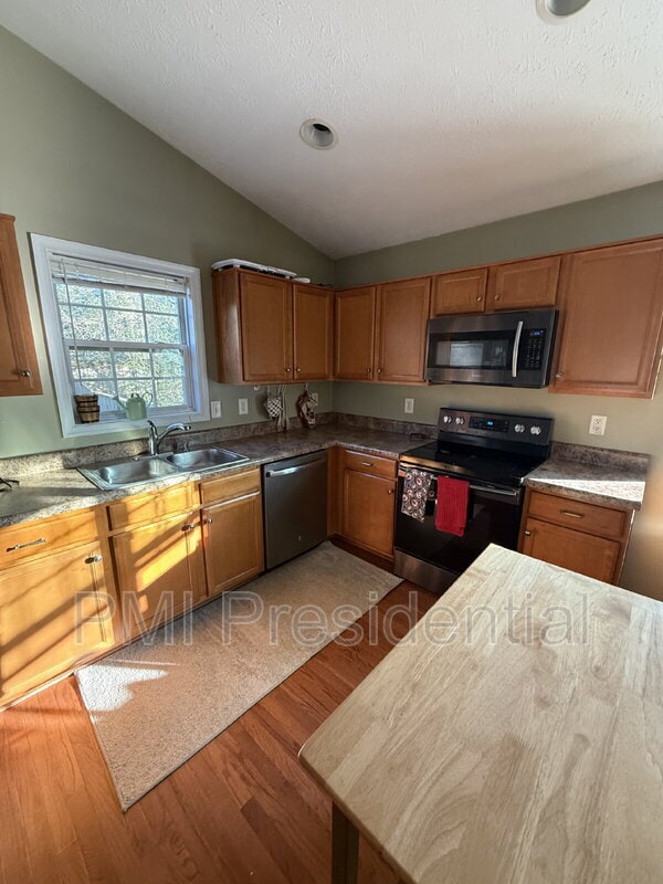 Building Photo - 1041 Greenview Dr