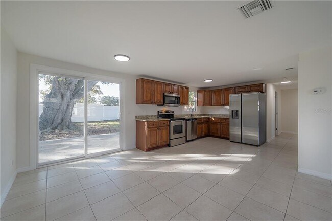 Building Photo - 4002 W Fairview Heights