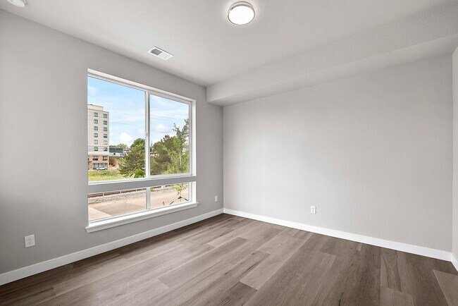 Building Photo - Beautiful End Unit at Overlook Station