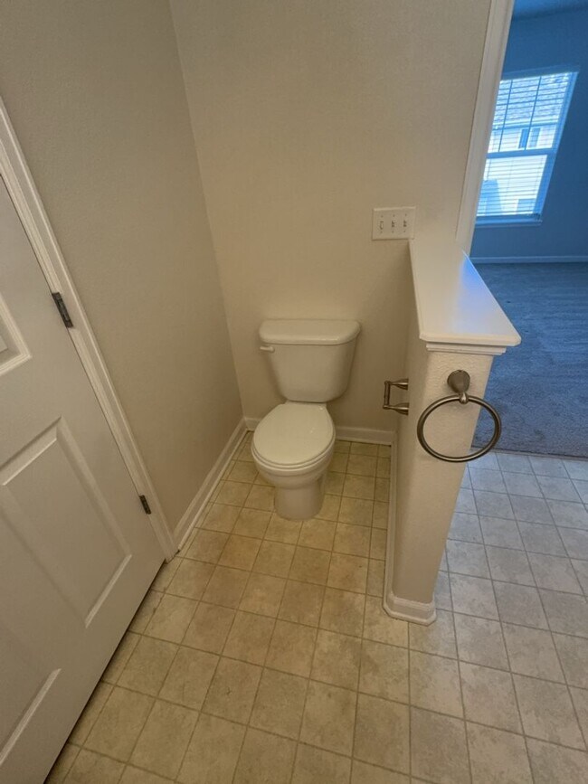 Building Photo - Spacious 2 Bed, 2 Bath Condo