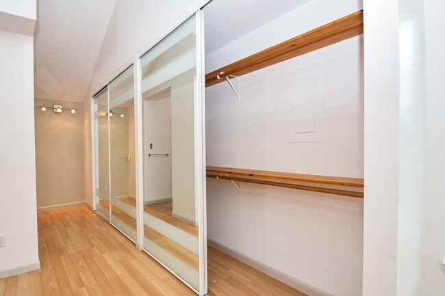 Building Photo - 15803 Lakedale Dr