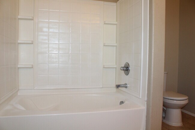 Building Photo - Beautiful 4 bedroom 2.5 bath home located ...
