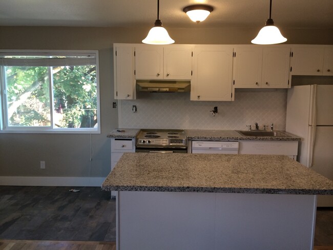 Building Photo - Super cute top level 1 bed w/ washer/dryer...