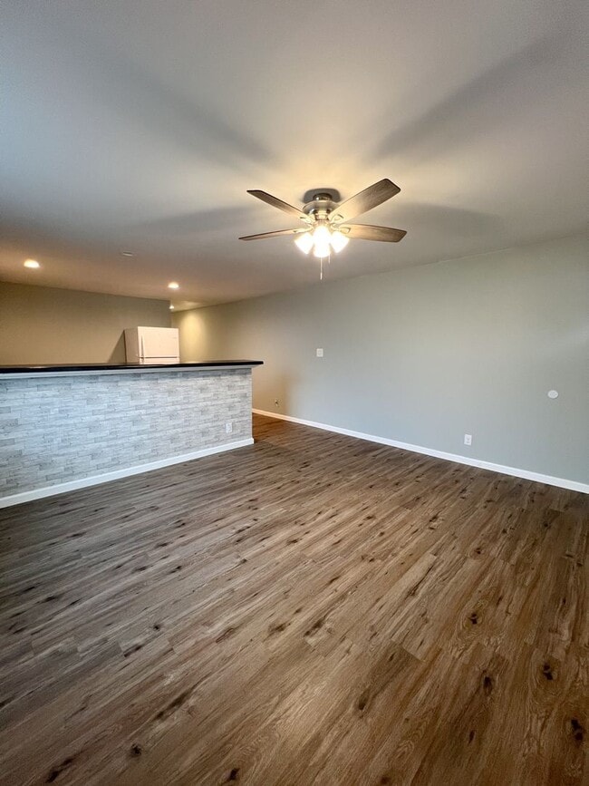 Building Photo - Move-In Special Available! Cozy 3-Bedroom,...