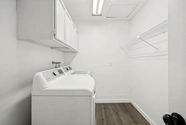 Building Photo - 8736 Oak Park Cir