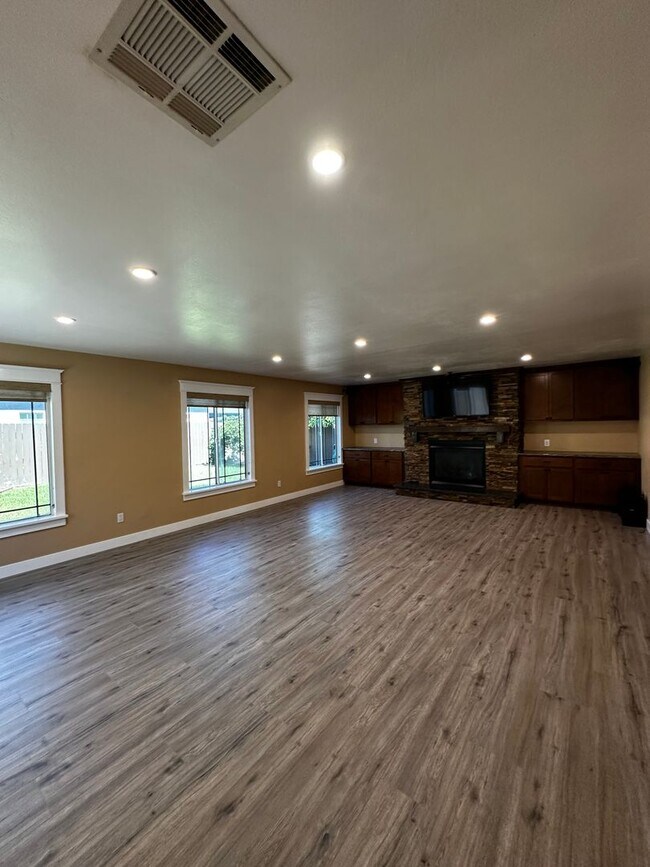 Building Photo - 6061 Navajo Rd