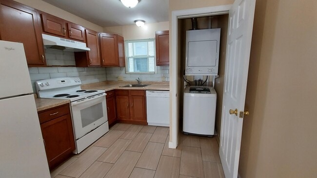 Building Photo - 66 E Norwich Ave