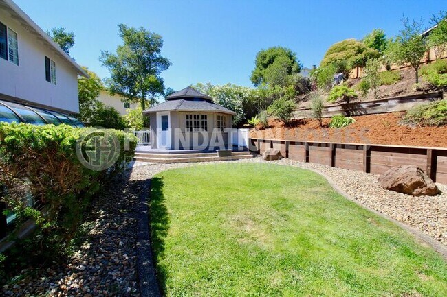 Building Photo - 373 San Luis Way