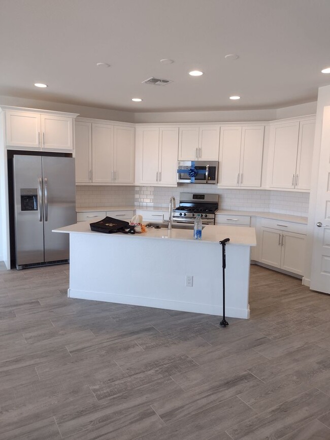 Building Photo - NEWER BUILD IN BEAUTIFUL GATED PHOENIX COM...