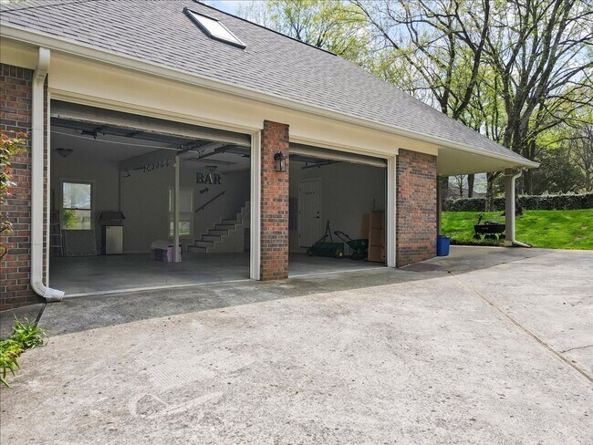 Building Photo - Stunning 3 bed 2.5 bath home in Cove Creek...