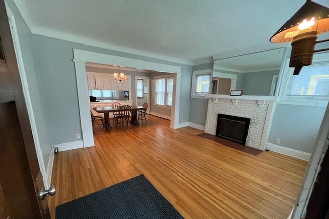 Building Photo - 2080 Roblyn Ave