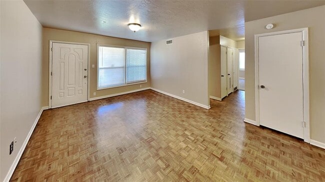 Building Photo - 2640 Manchester Dr