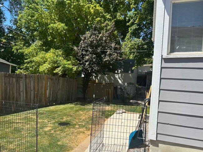 Building Photo - 668 E Springview Dr
