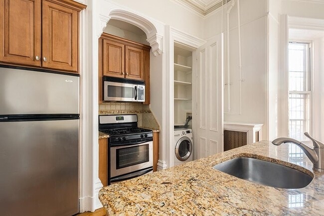 Building Photo - 325 Montgomery St