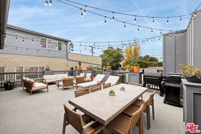 Building Photo - 637 Santa Clara Ave