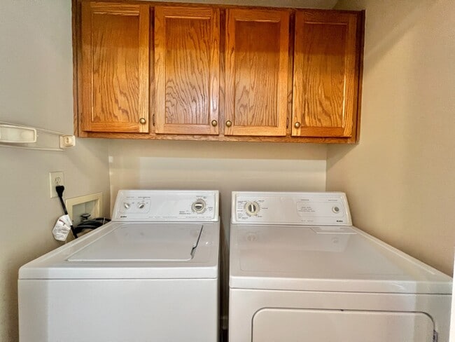 Building Photo - End Unit in Great Location!