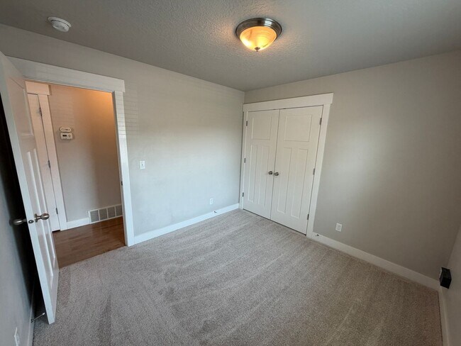 Building Photo - Spacious 6-Bedroom Home for Rent in Lehi