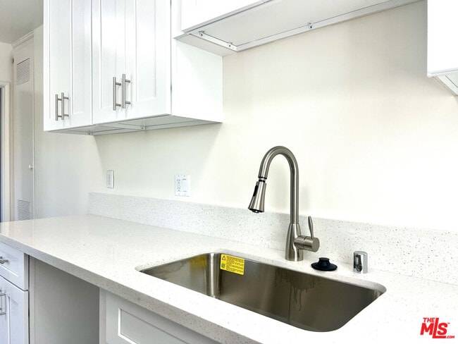 Building Photo - 1860 Alexandria Ave