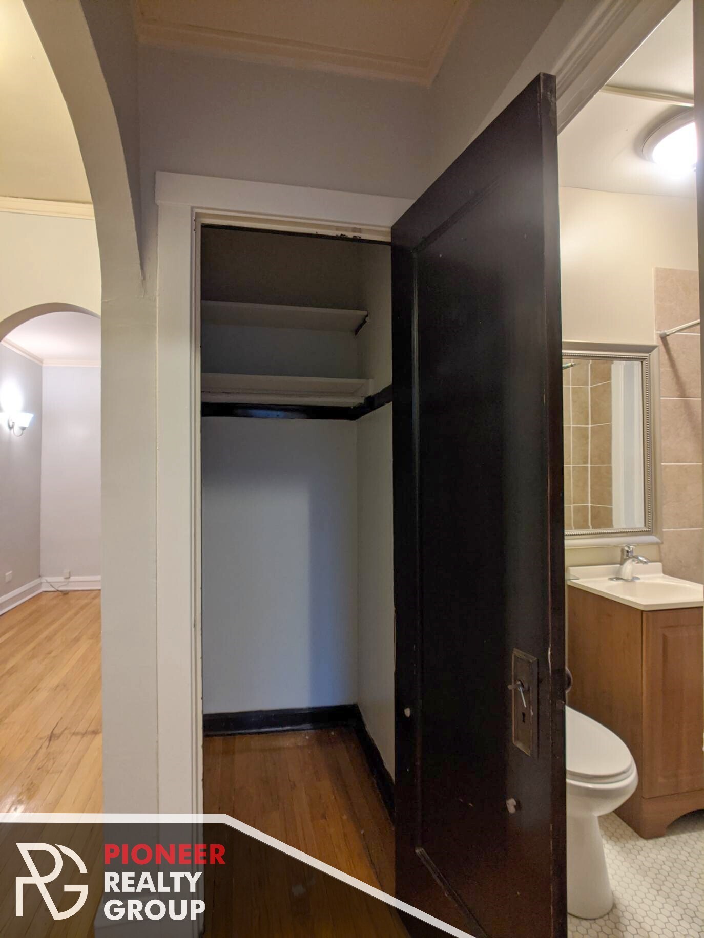 Building Photo - 2122 W Ainslie St