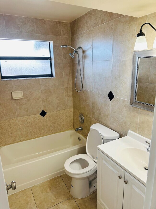 Building Photo - 10046 Winding Lake Rd