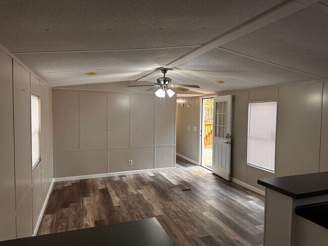 Building Photo - MOVE IN READY!