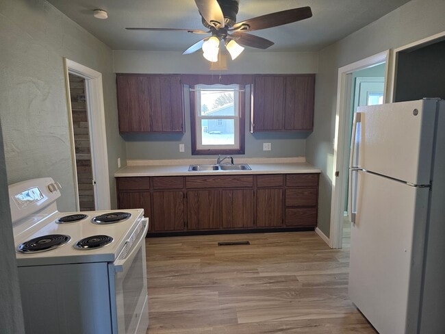 Building Photo - VIDEOTOUR: 3-Bedroom Country home with Garage and more! PETS WELCOME