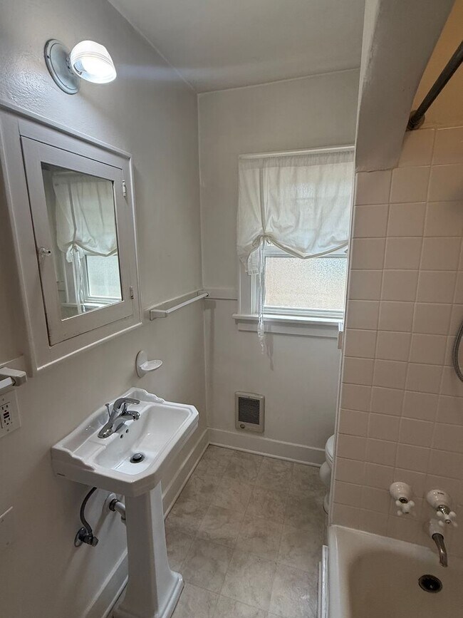 Building Photo - Charming 2BR/1BA Campus House